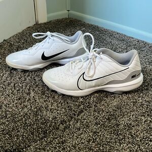 Men’s baseball metal cleans size 7.5